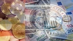 Güçlü Dolar ve Fed Faiz Artırımı Endişeleri Altın Fiyatlarını Baskı Altında Tutuyor