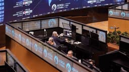 Yabancı yatırımcılar hisse senetlerinde net satışı altıncı haftaya taşırken tahvilde alım yaptı